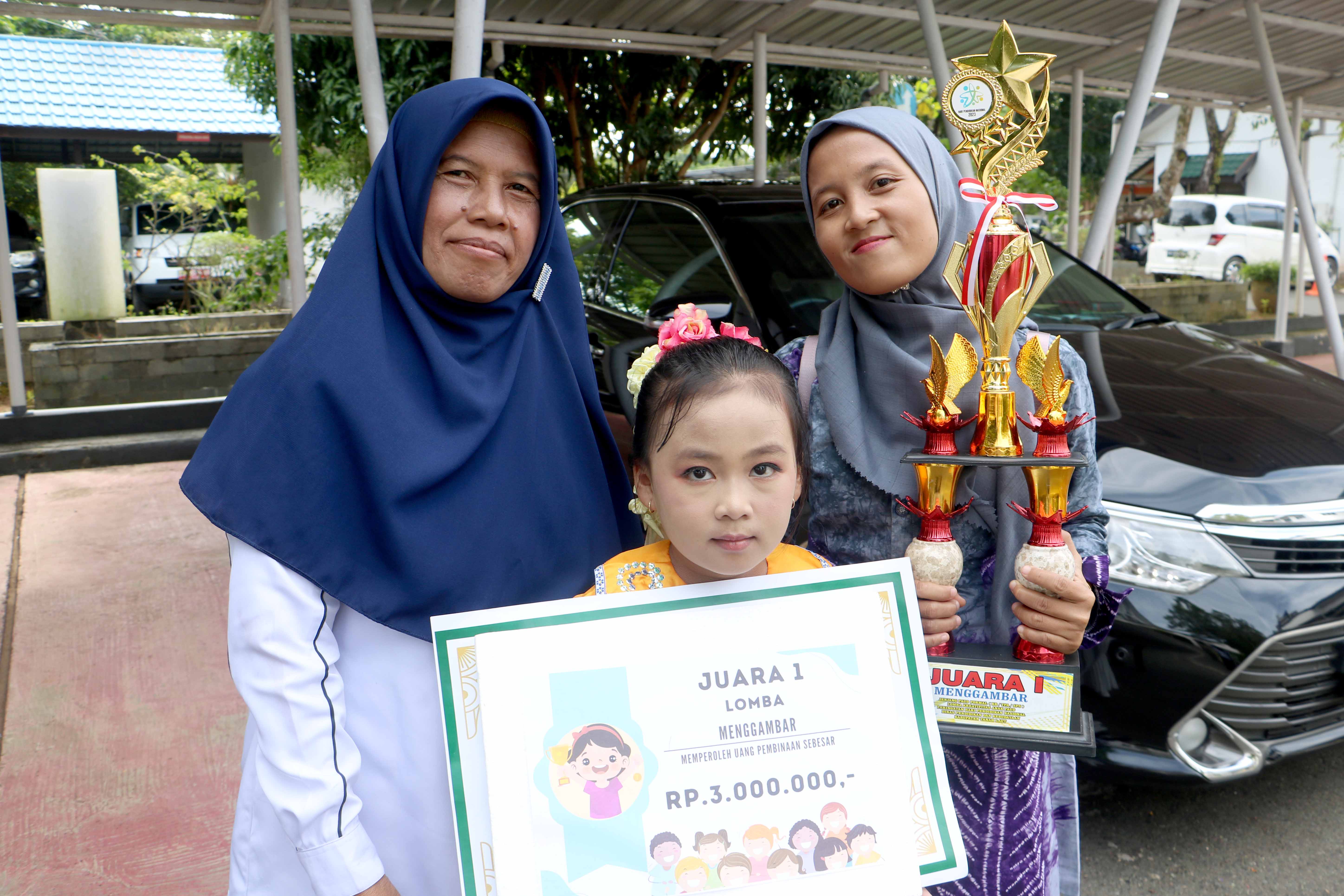 Terima Hadiah Juara pada Hardiknas, Ibunda Queen Bangga