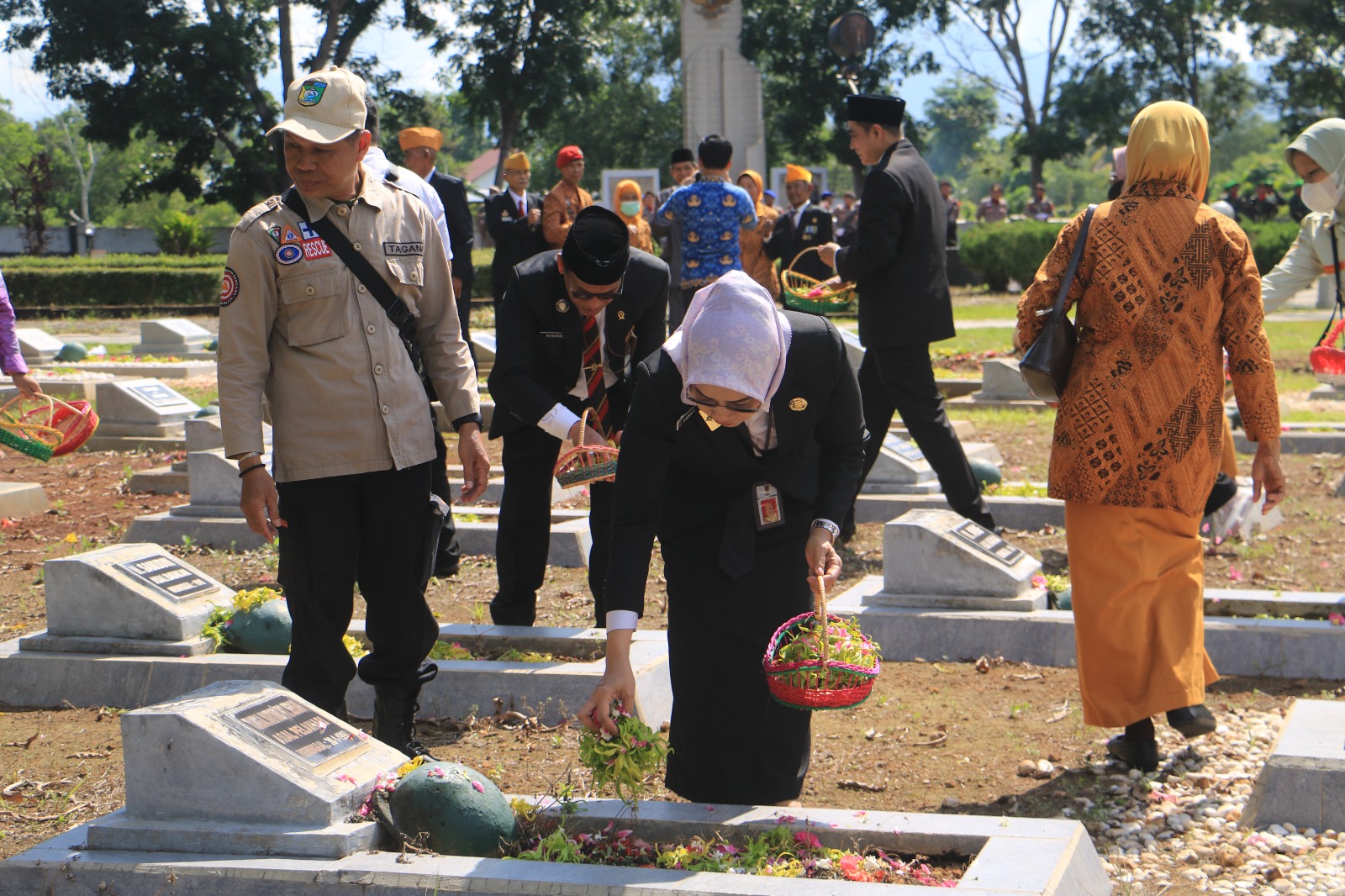 Momen Peringatan Hari Pahlawan, Pj Sekda Tala Ikuti Upacara Ziarah dan Tabur Bunga