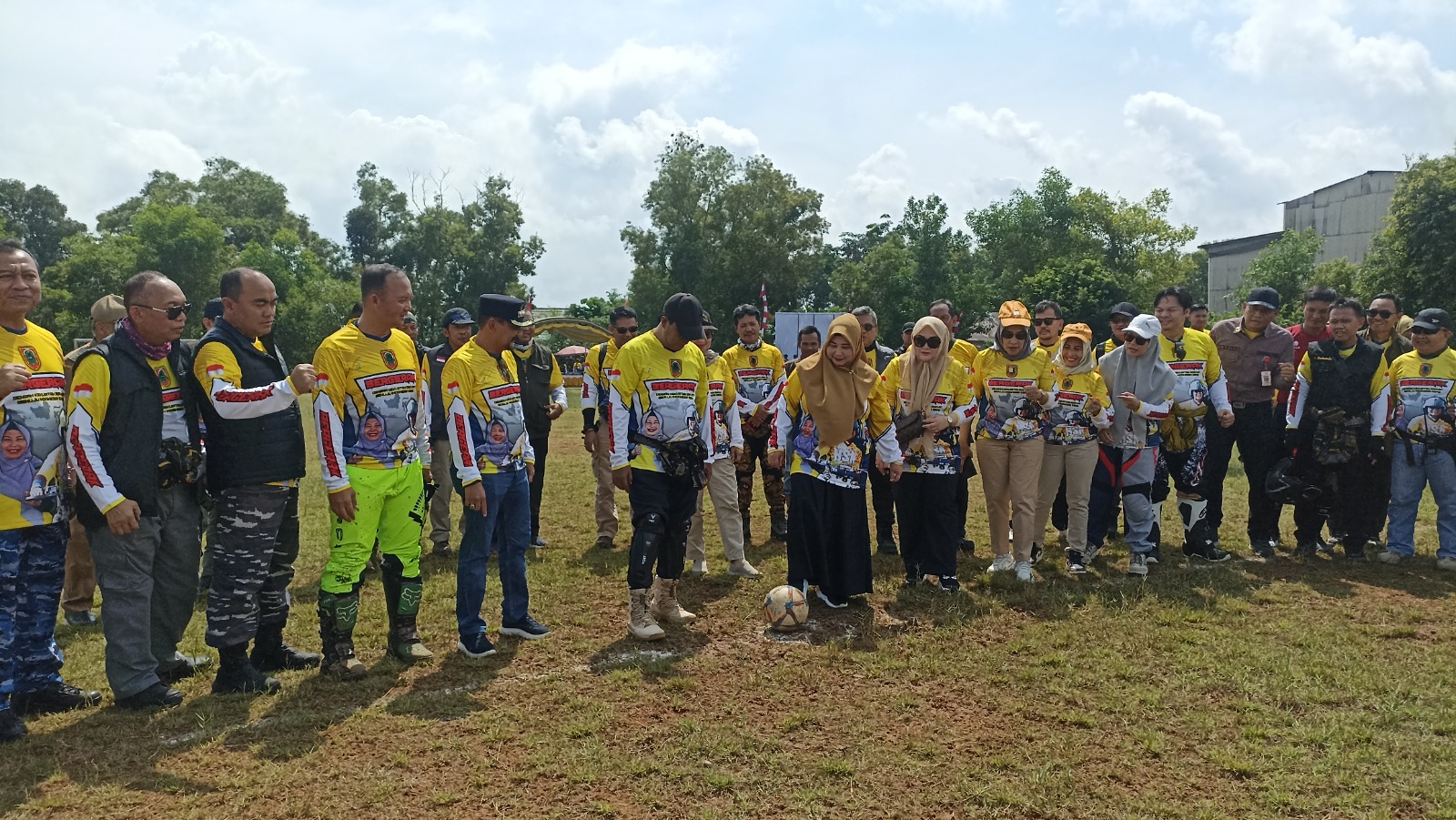 Paman Birin Buka Lomba Sepak Bola Piala Acil Odah di Kurau