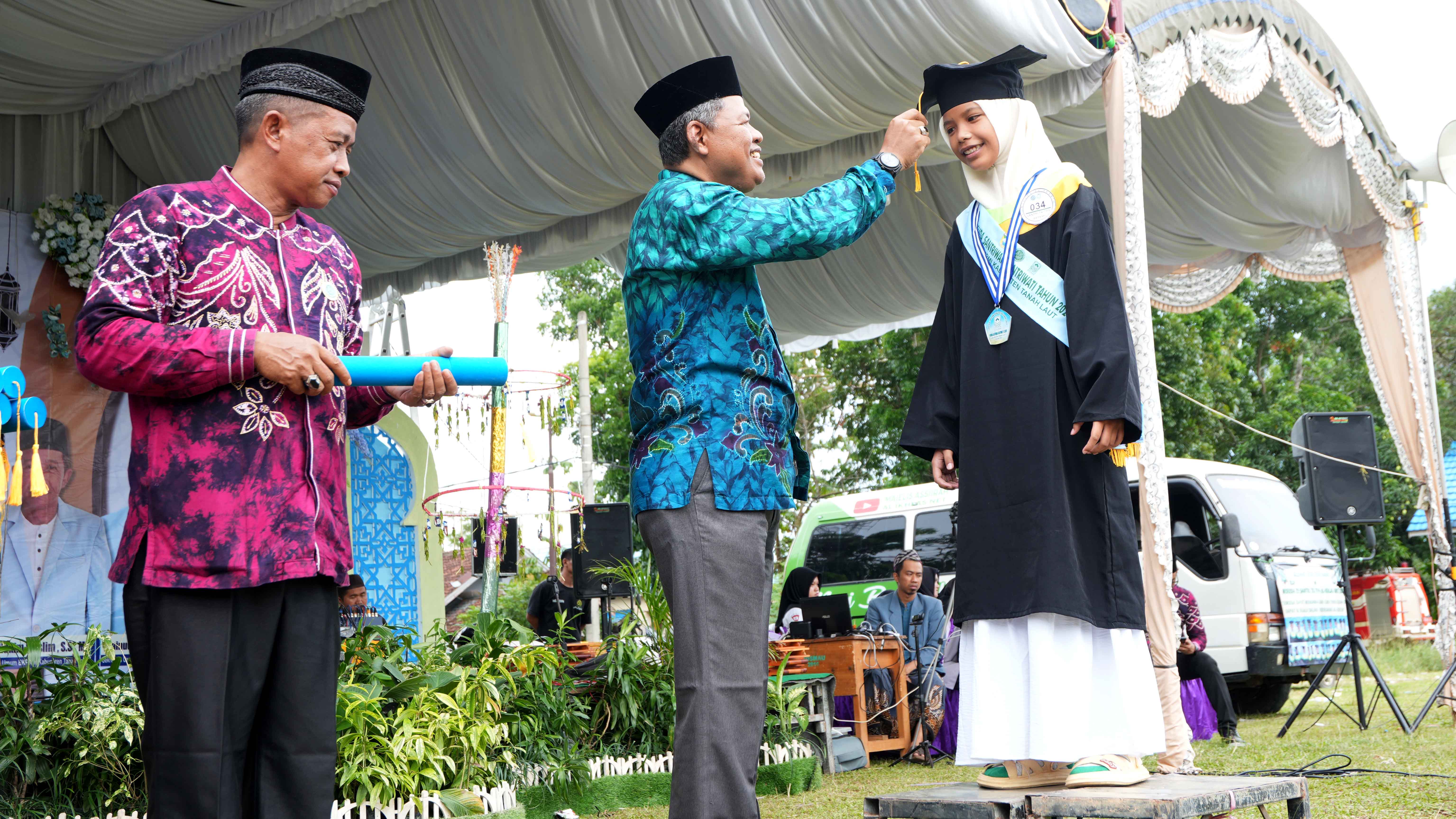 Giliran 212 Santri TK/TPA di Bati Bati dan Tambang Ulang Diwisuda