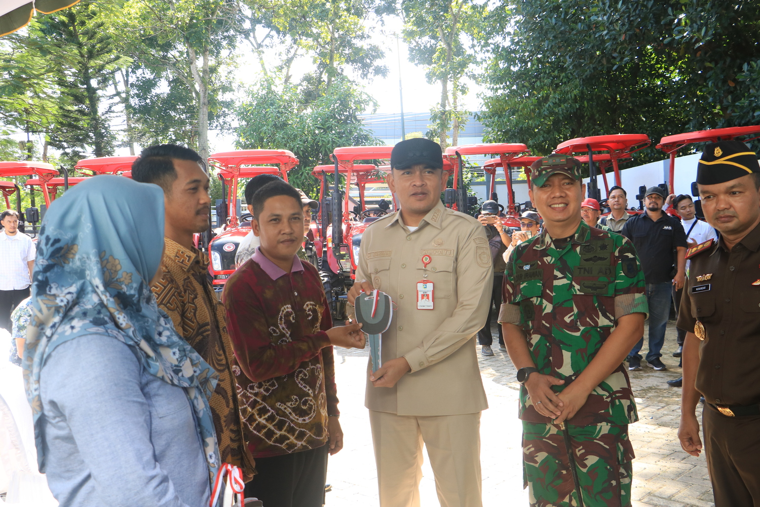 Serahkan Bantuan Alsintan, Rahmat Ingin Brigade Pangan Manfaatkan dengan Baik