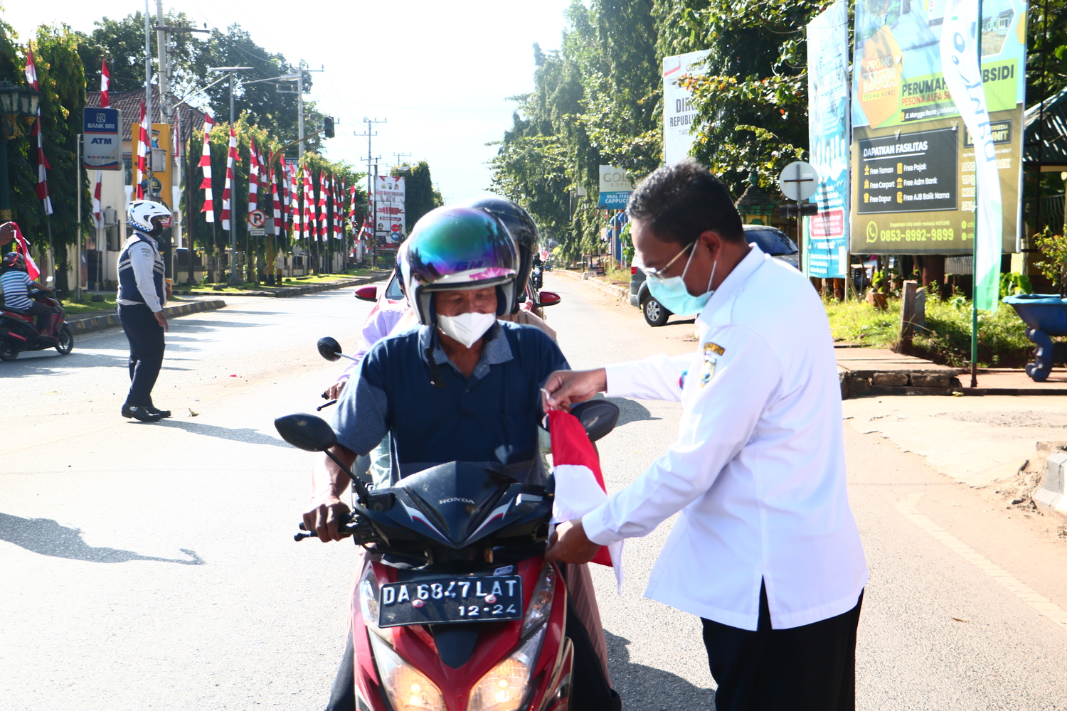 Ajak Masyarakat Gembira Sambut HUT RI, Bakesbangpol Bagikan Bendera ke Pengguna Jalan