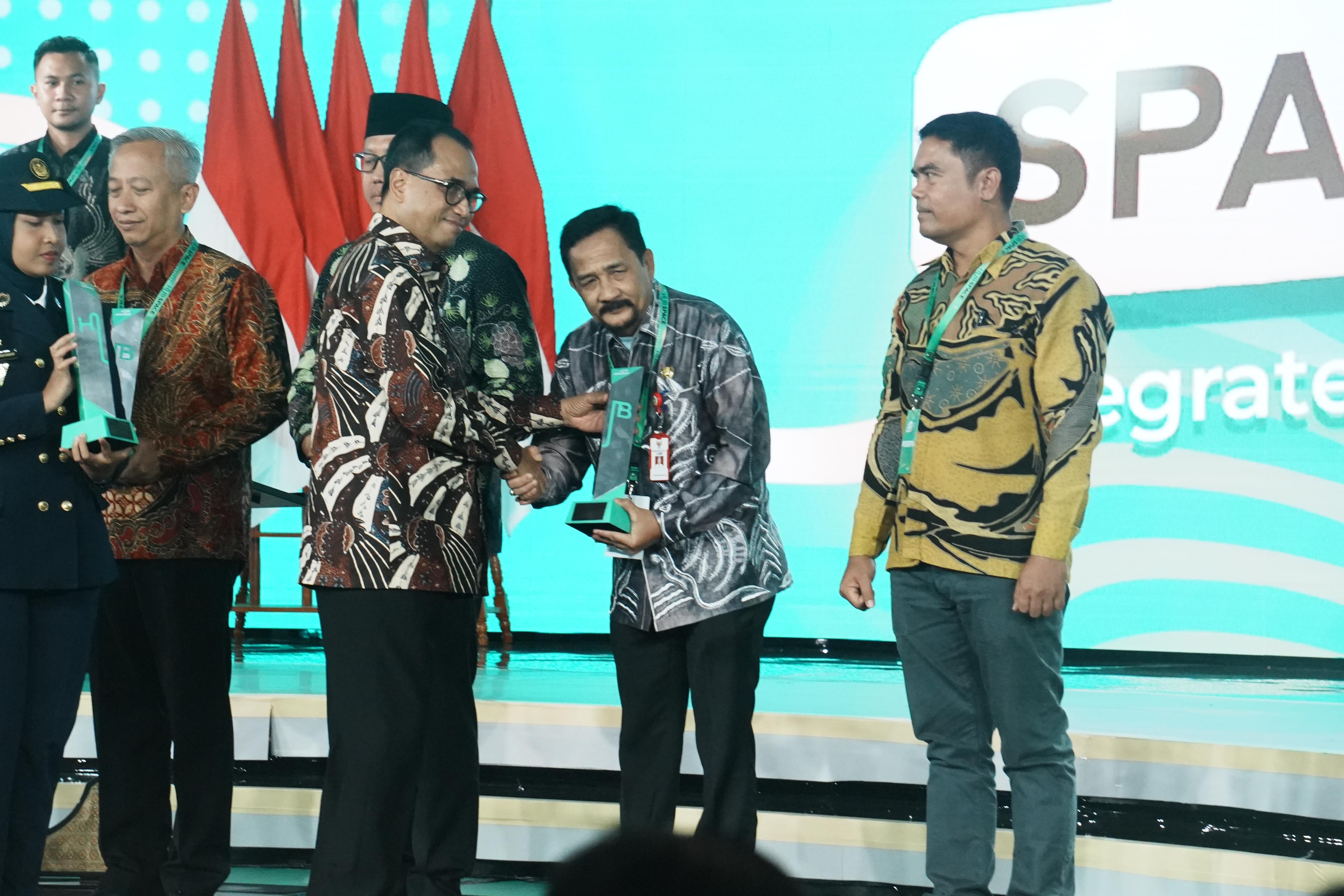 Kembangkan Layanan Transportasi Berkelanjutan, Tanah Laut Raih Penghargaan Pada HUB Award 2024