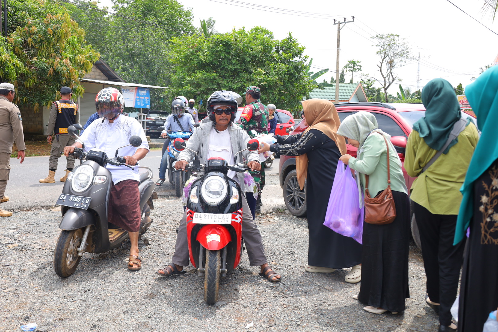 TP PKK Tala Berbagi Makanan Kepada Jemaah Haul Abah Guru Sekumpul