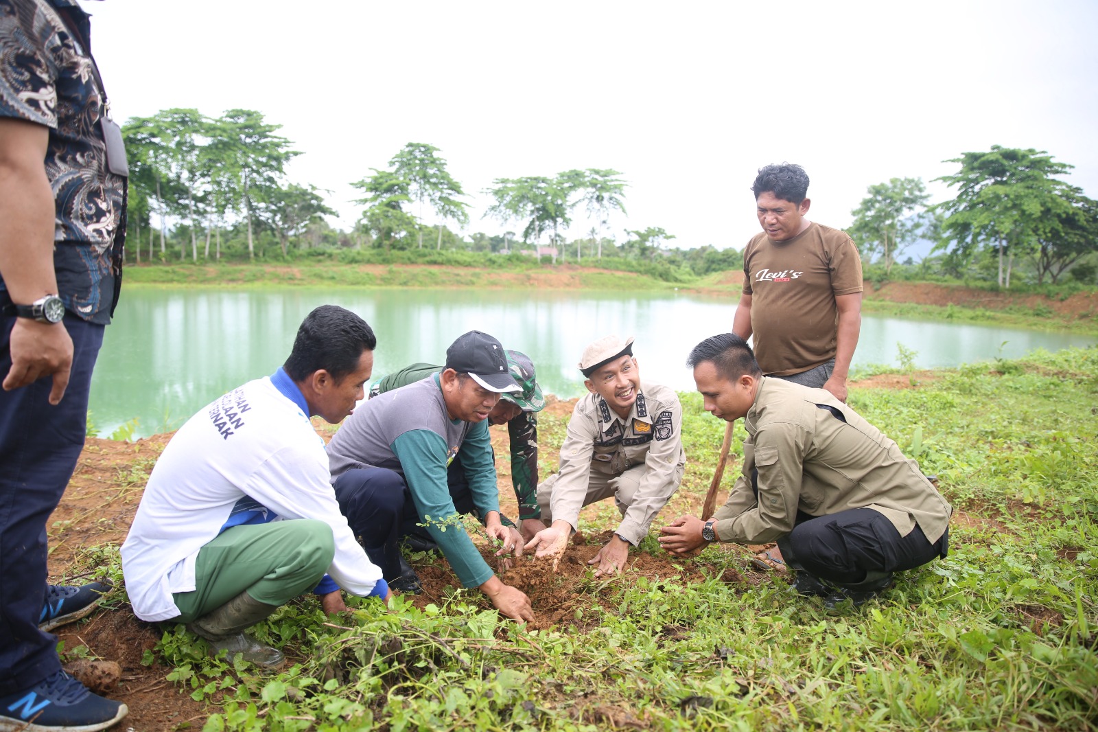 Hijaukan Area Embung, DPRKPLH Tala Gelar Aksi Tanam Pohon