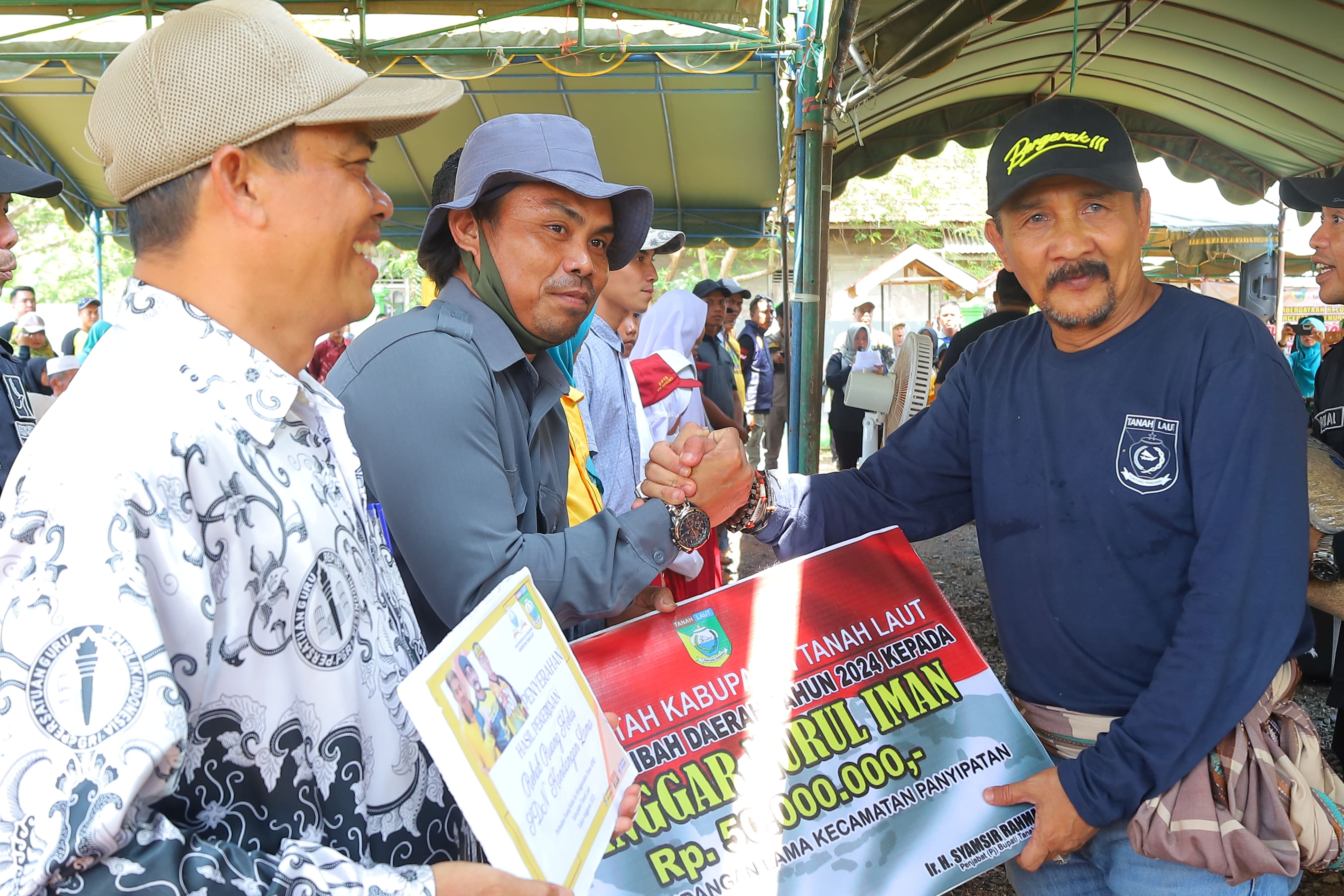 Turdes Insting, Pemkab Tala Serahkan Bantuan Rumah Ibadah