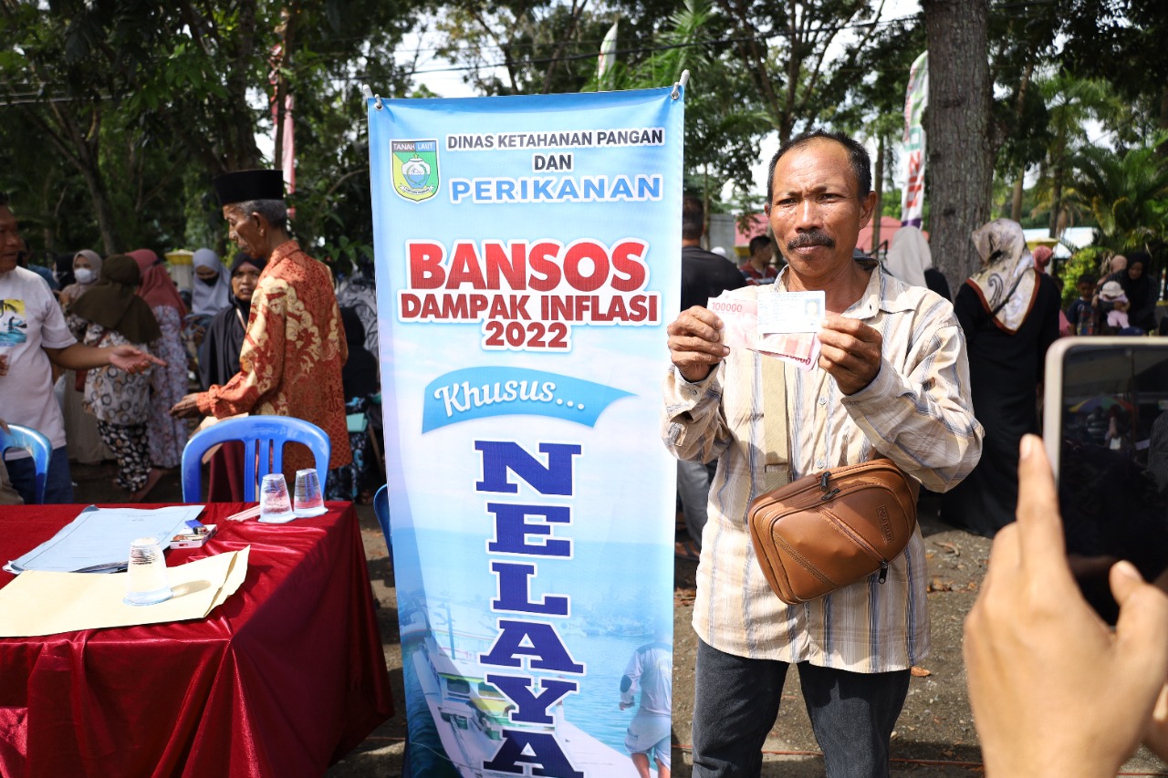 1.712 Nelayan Tanah Laut Terima  Bansos