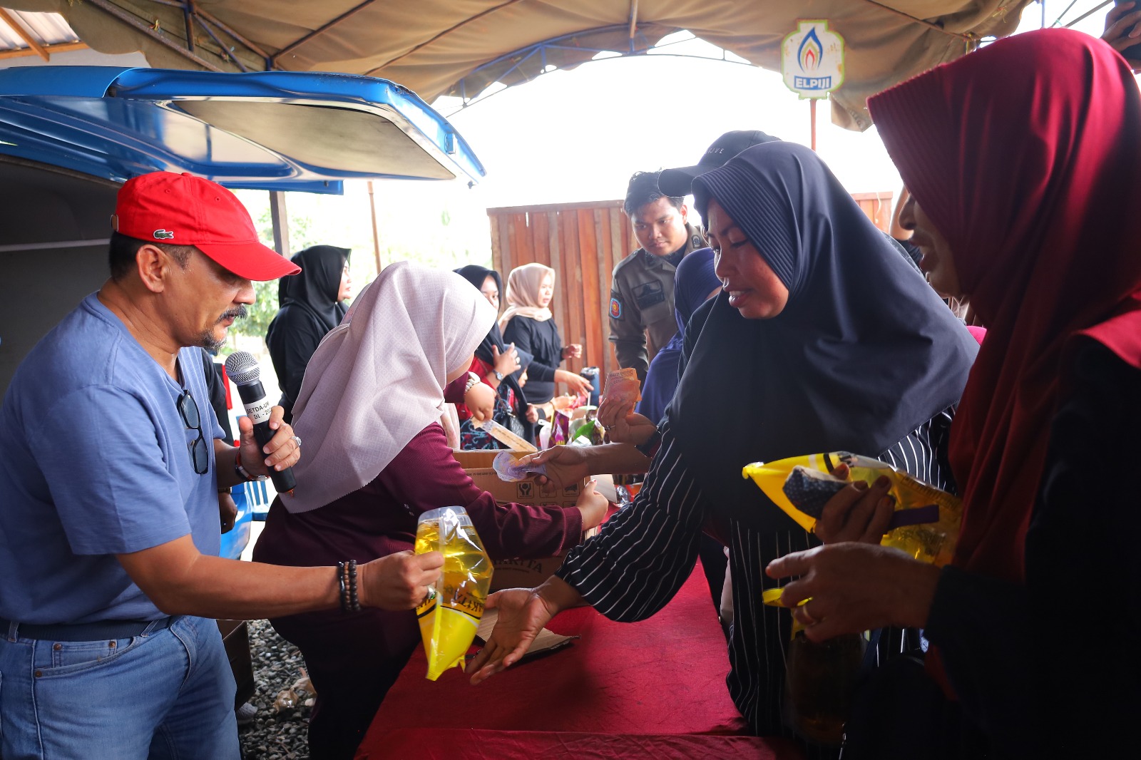 Harga Minyak Goreng 10 Ribu per Liter, Pasar Murah di Tambak Karya Banjir Pengunjung