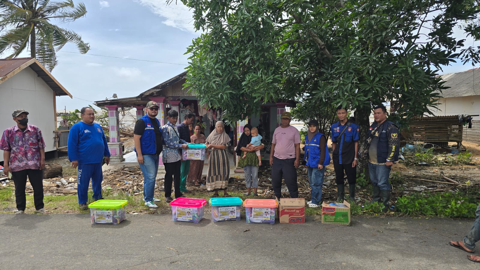 Dinsos Tanah Laut Serahkan Bantuan kepada Korban Bencana Angin Puting Beliung dan Banjir Rob