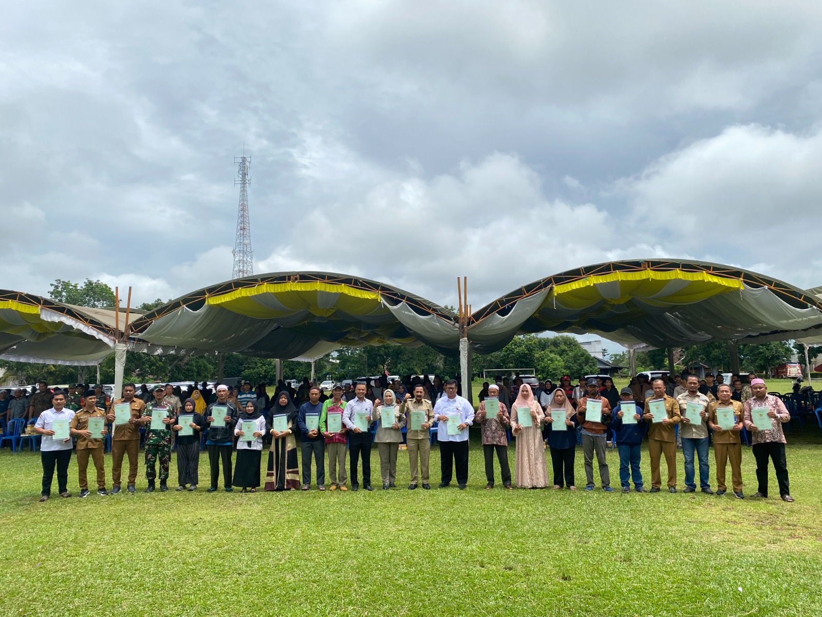 Bantu Lindungi Hak Tanah Masyarakat, Pj Bupati Serahkan Ribuan Sertifikat Program PTSL