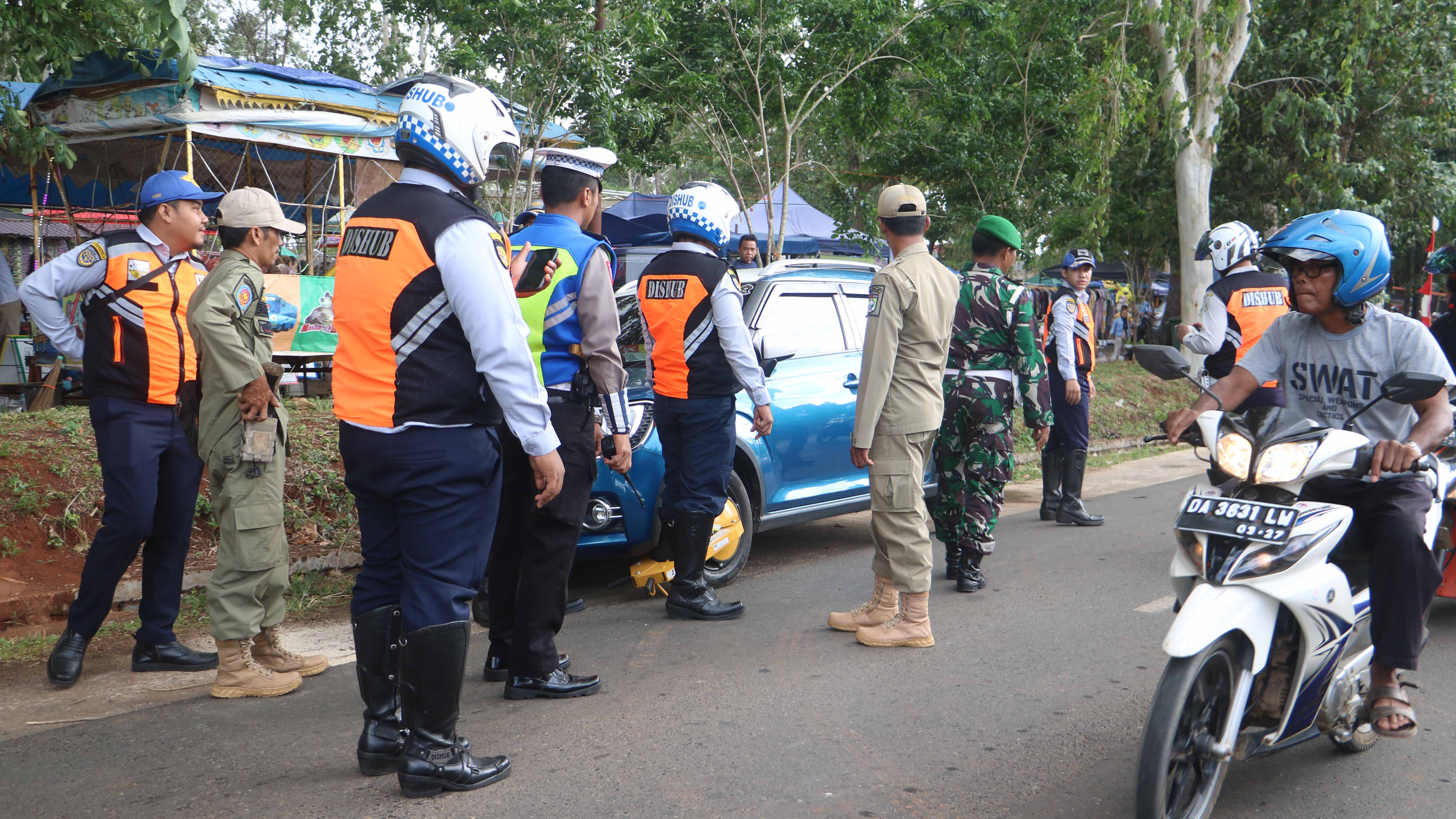 Kooperatif Saat Ditindak, Pengunjung Ajak Pengguna R4 Tidak Lagi Parkir di Bahu Jalan RTH Kijang Mas