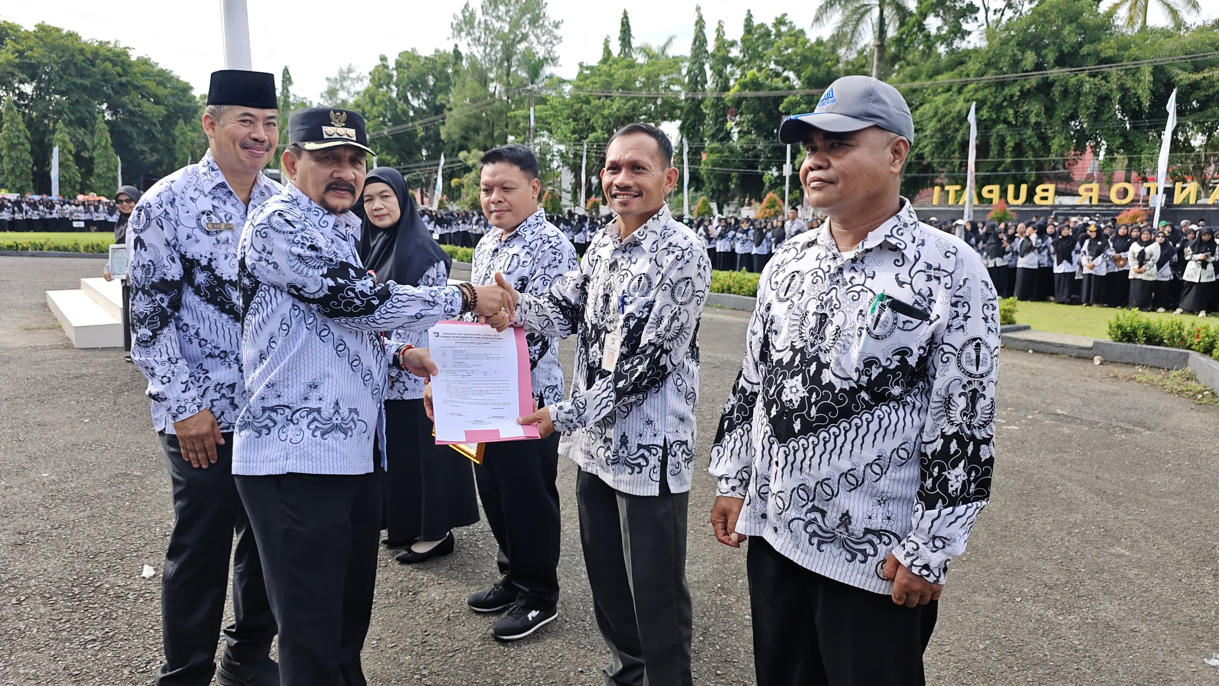 Peringatan Hari Guru Nasional, Pj. Bupati Serahkan Kendaraan Trail