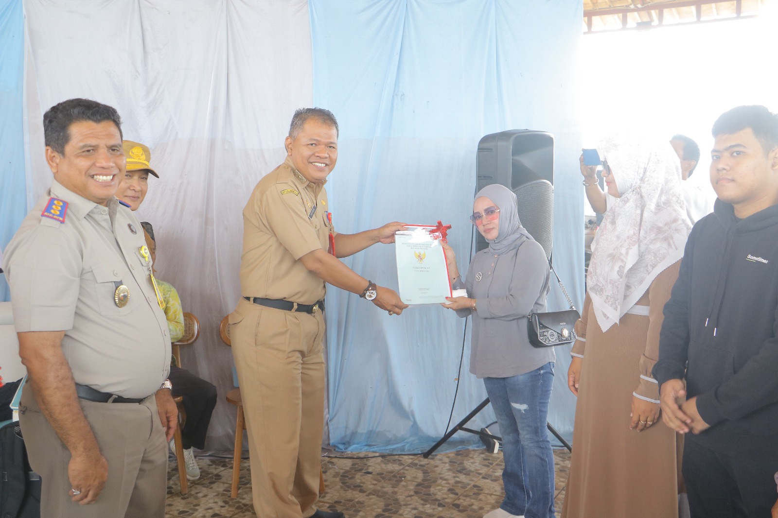 Nelayan dan Pelaku UKM Asal Dua Desa di Kecamatan Jorong Terima Sertifikat Tanah