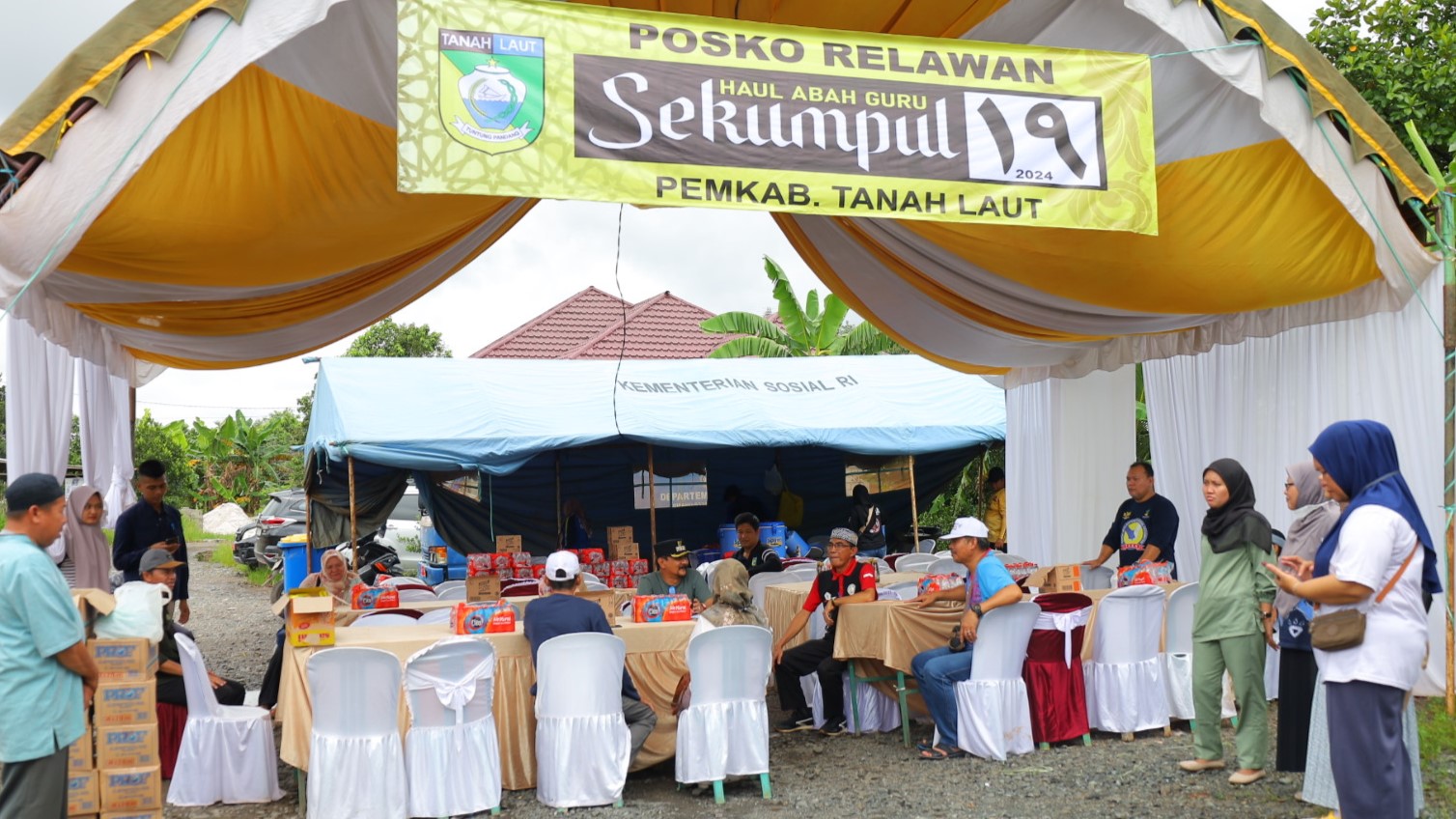 Pj Bupati dan Istri Kompak Sajikan Makanan Untuk Jemaah Haul