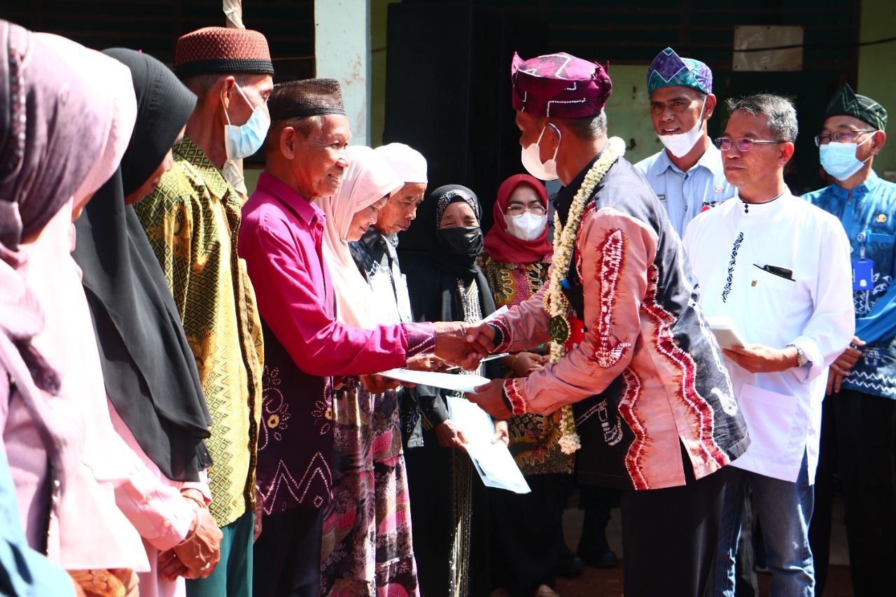 Bupati Bagi Sertipikat PTSL Warga Desa Handil Suruk