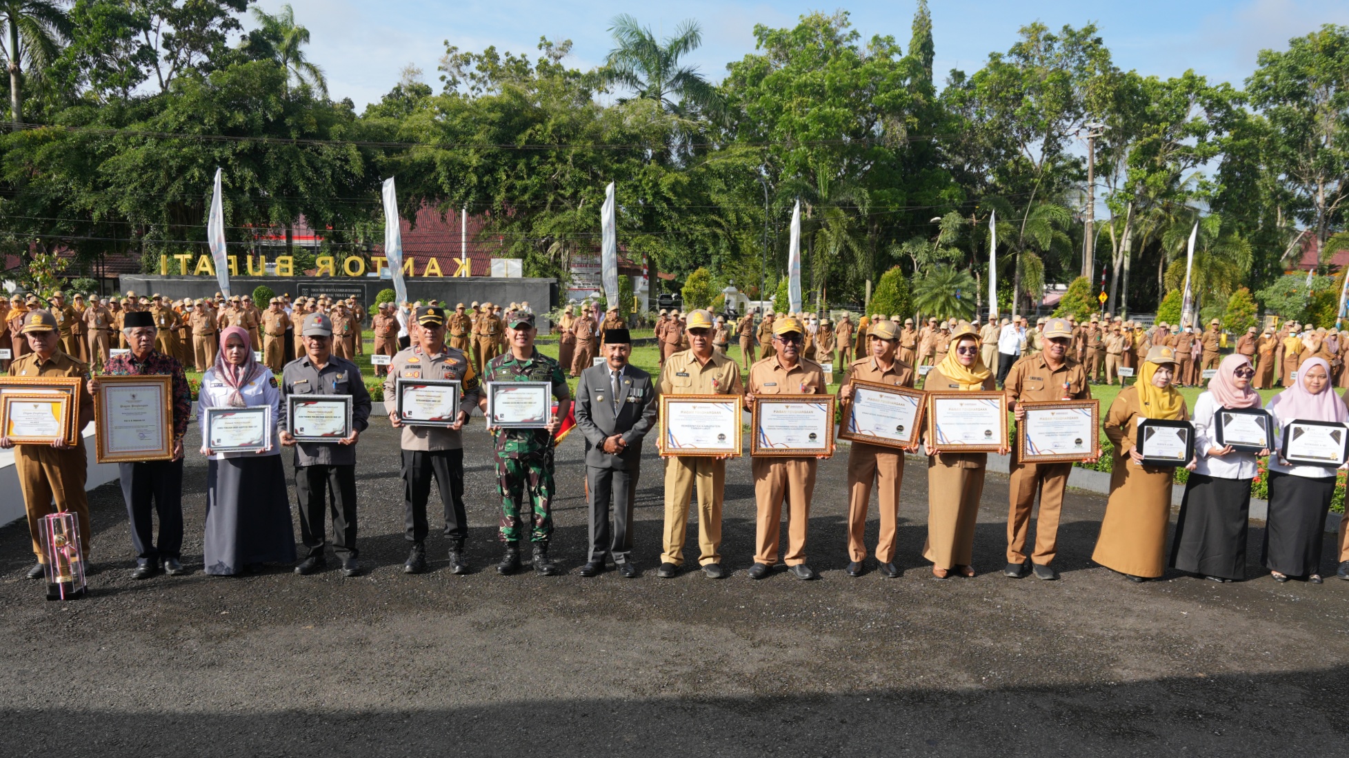 Apel Gabungan Akhir Tahun, Pj Bupati Serahkan Penghargaan untuk Pilkada dan SKPD Berprestasi