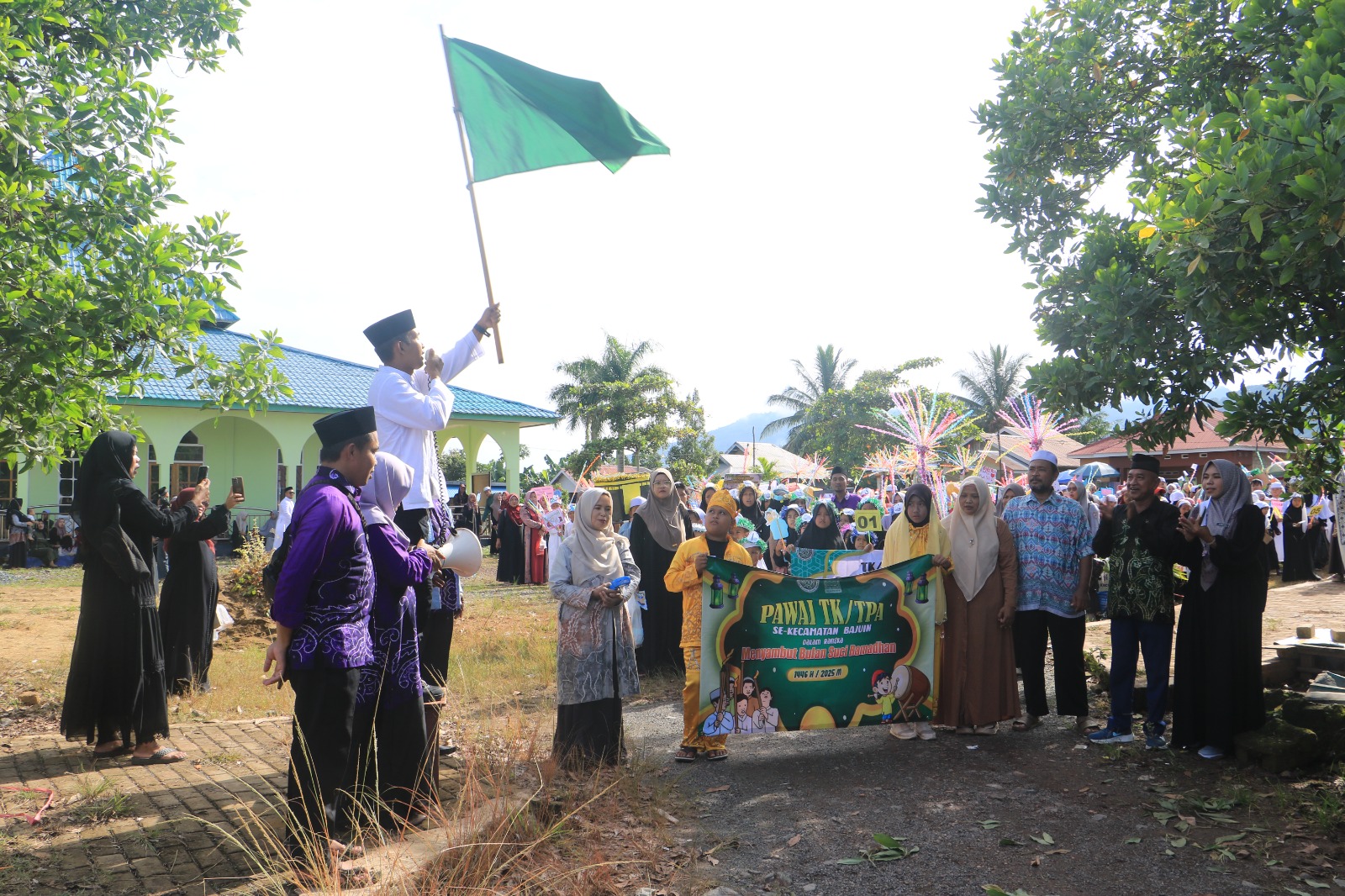 Ratusan Santri Bajuin Antusias Ikuti Lomba Pawai Sambut Ramadhan 1446 H