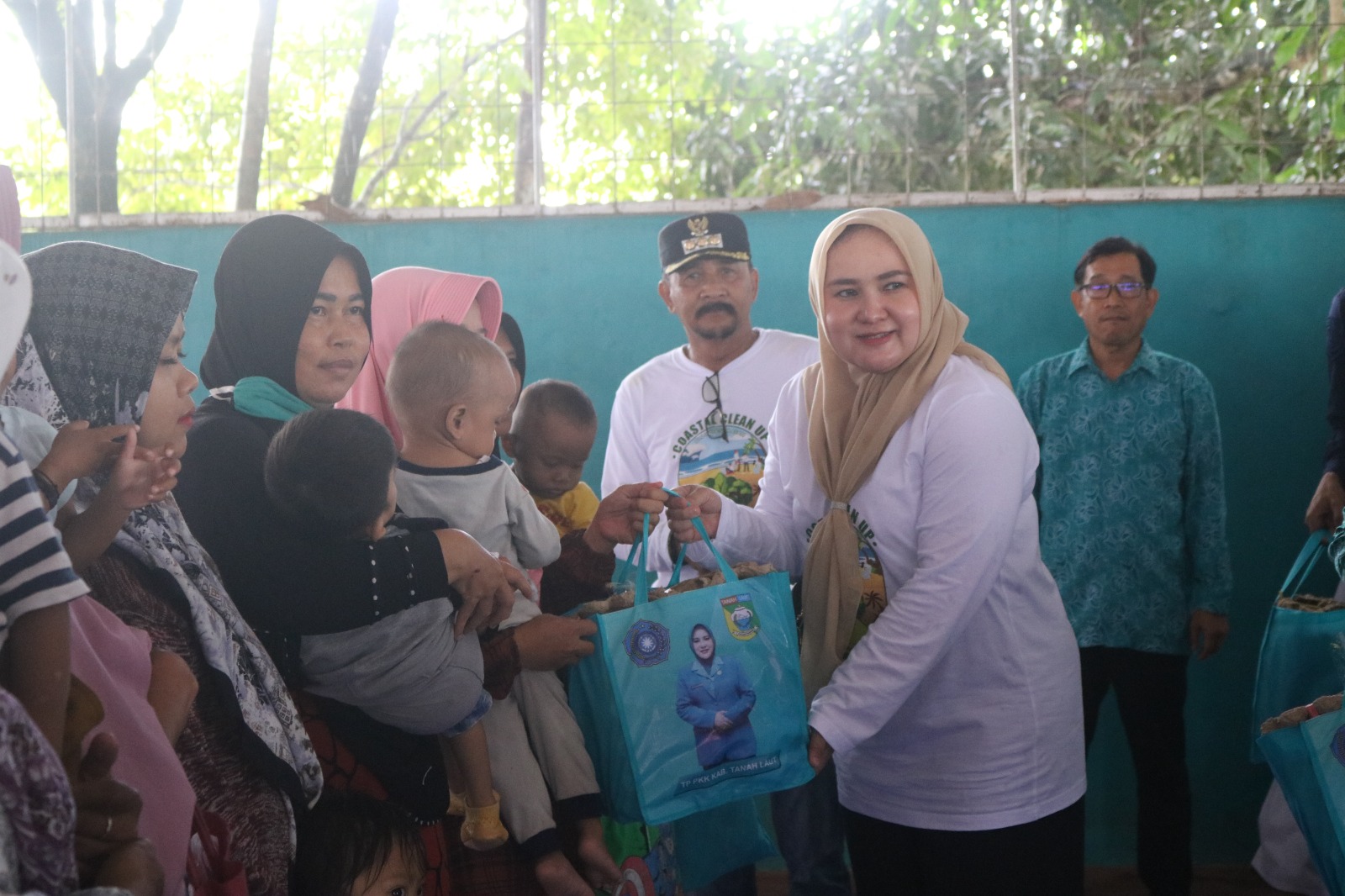 Tekan Angka Stunting, TP PKK Tala Berikan Paket Makanan Tambahan