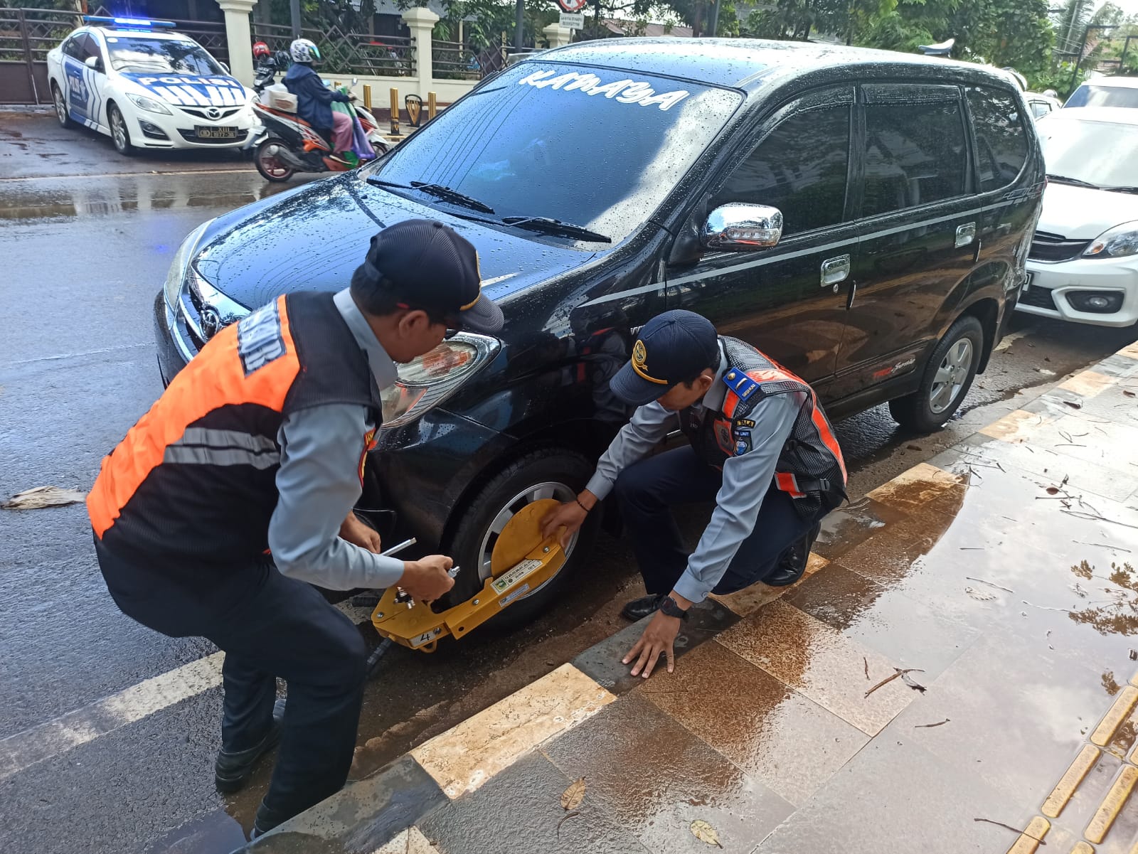 Parkir Sembarangan, Dishub Gembok Mobil Pengunjung Pasar