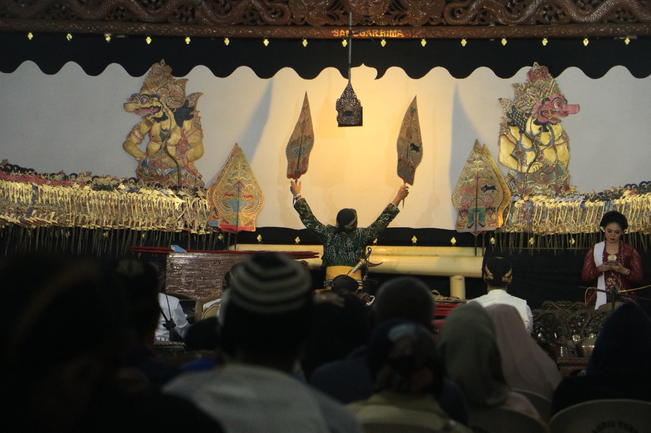 Pertahankan Kebudayaan, Wayang Kulit Jawa Meriahkan HUT Ke-79 RI di Tanah Laut