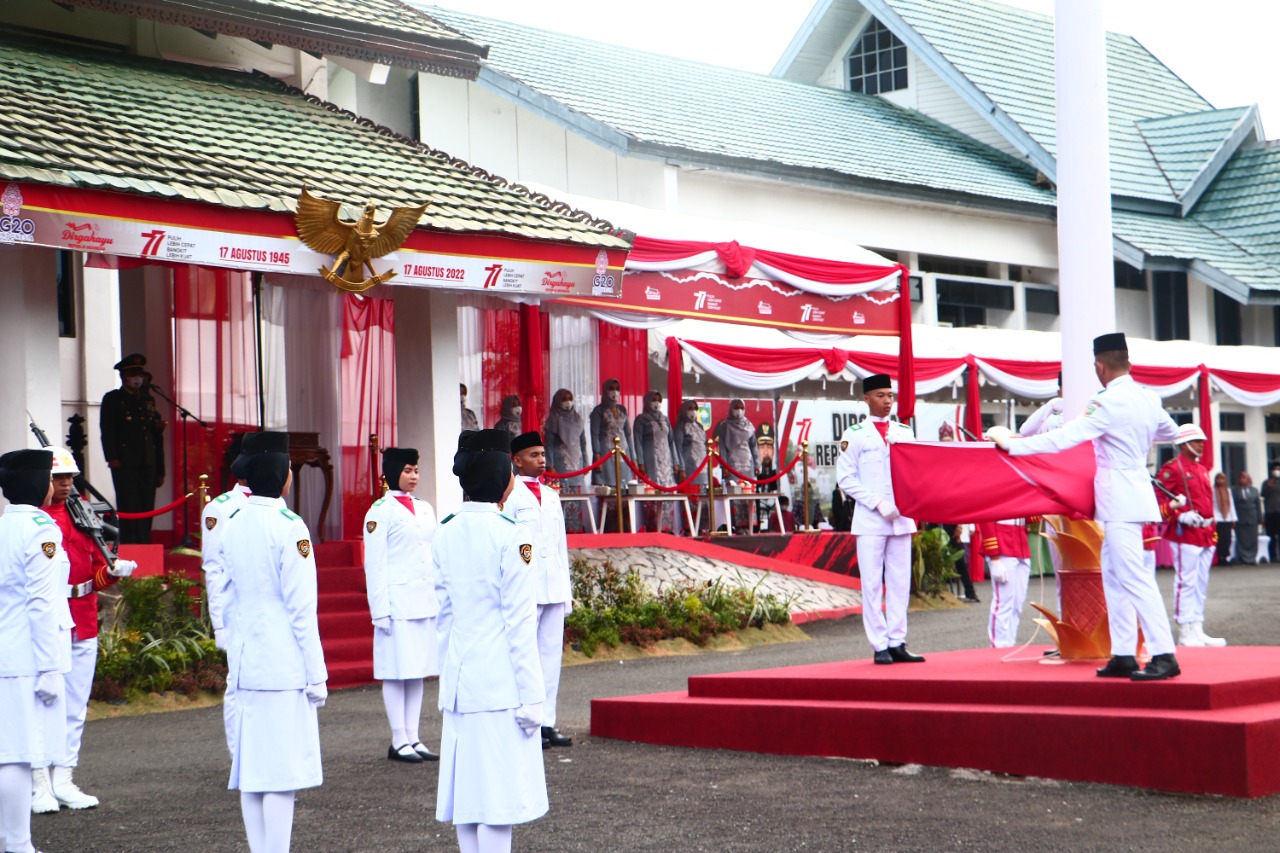 Upacara Penurunan Bendera Merah Putih pada HUT Ke-77 RI di Tanah Laut