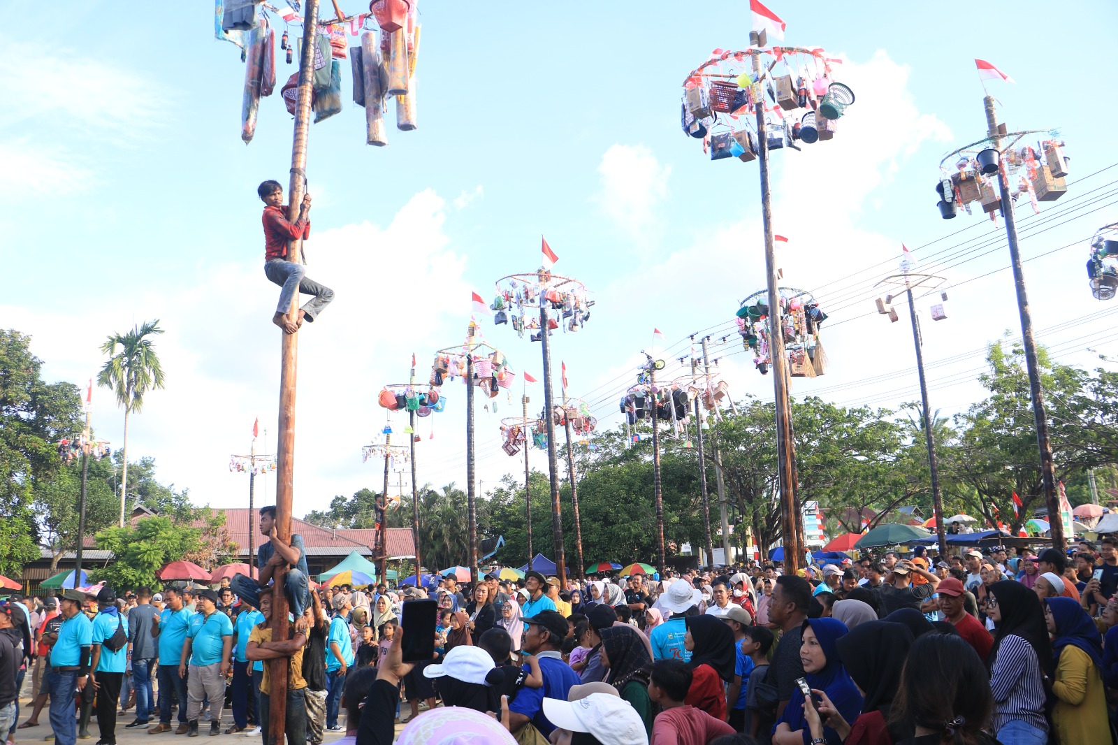 Ratusan Pasang Mata Saksikan Keseruan Lomba Panjat Pinang di Desa Panggung