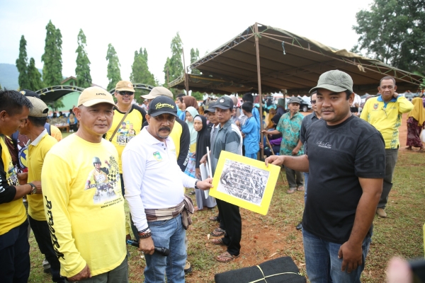 Pokdakan Desa Bluru Terima Puluhan Ribu Bibit Ikan Nila