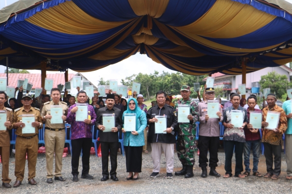 Bantu Lindungi Hak Tanah Masyarakat, Pj Bupati Serahkan Ratusan Sertifikat Program PTSL