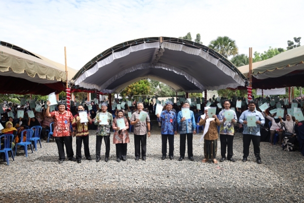 Pemkab Tala Bagikan Sertifikat PTSL untuk Warga Kecamatan Bumi Makmur.