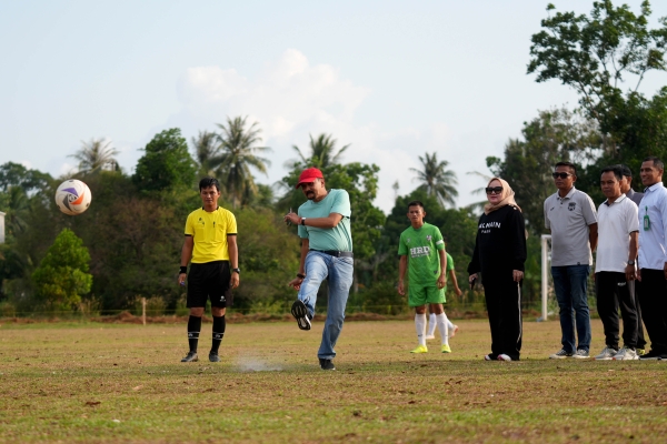 Tendangan Pj Bupati Tandai Dimulainya Kejuaraan Sepak Bola Antar Klub se-Tanah Laut