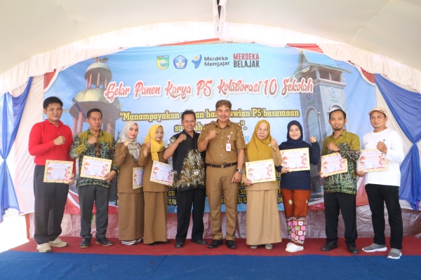 Delapan Kelompok Pendidikan di Batu Ampar Terima Penghargaan