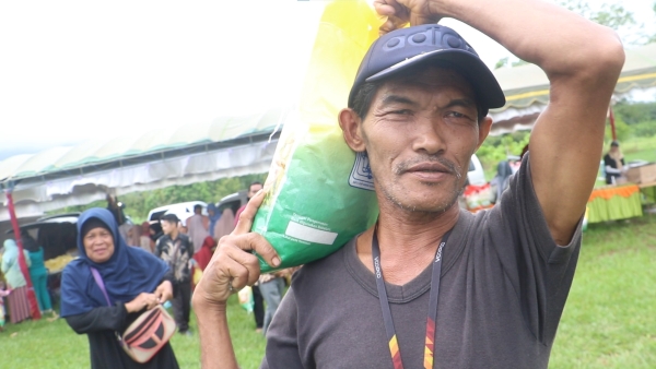 Bantu Istri, Bapak-Bapak Desa Ketapang Turut Serbu Pasar Murah