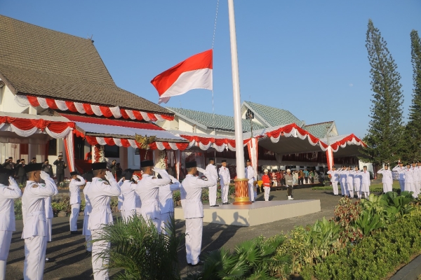 Penurunan Bendera HUT Ke-79 RI di Tanah Laut Sukses