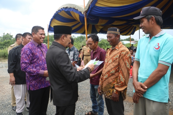 Ratusan Masyarakat Tambang Ulang Antusias Terima Sertifikat Tanah