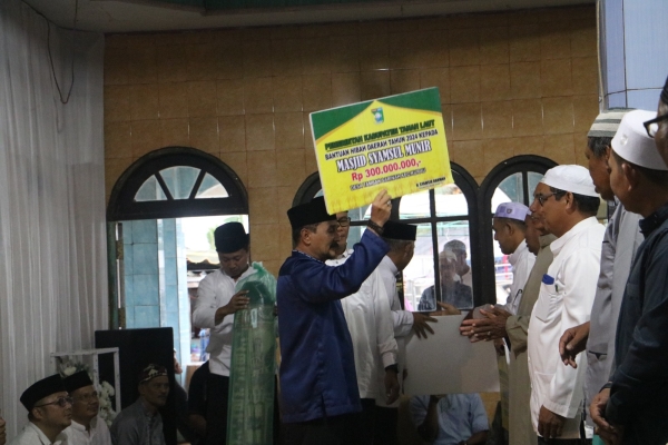 Pemkab Tala Serahkan 650 Juta Rupiah untuk Masjid di Kecamatan Kurau