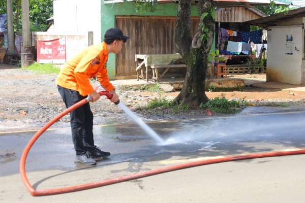 Gerak Cepat, Petugas Gabungan Bahu-Membahu Tangani Tumpahan Solar di Sarang Halang