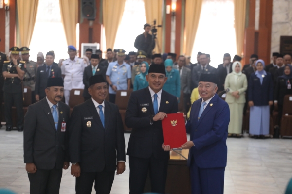 Terima SK Mendagri sebagai Bupati dan Wakil Bupati Tanah Laut, Rahmat-Zazuli Siap Kerja Bersama Rang