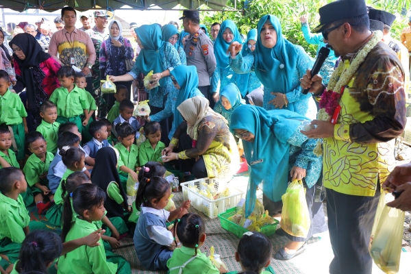 Bela Desa Kuringkit, Puluhan Paket Pencegahan Stunting Dibagikan