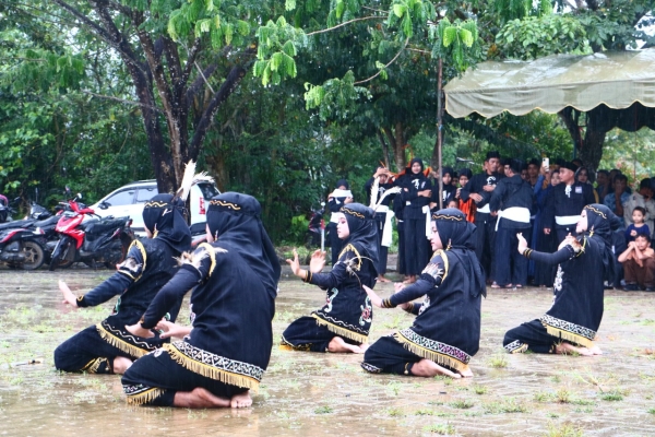 Tarian Mandau Tampil Pada MTP Pantai Linuh