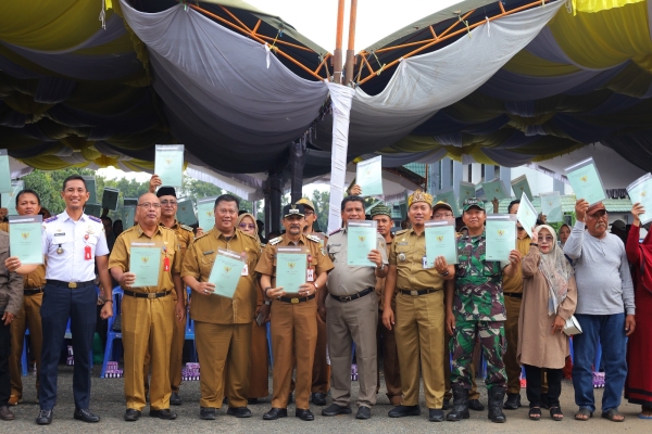 H. Syamsir Rahman Serahkan 839 Sertipikat Hak Atas Tanah Program PTSL