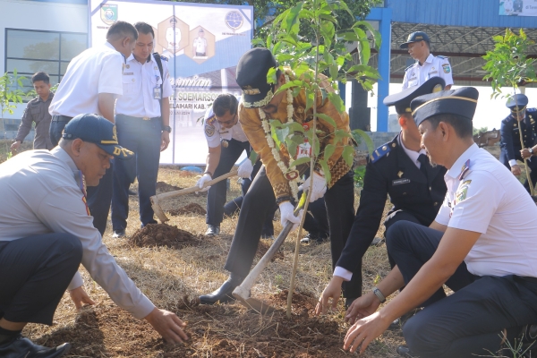 Tanam Pohon, Langkah Awal Wujudkan Green Terminal