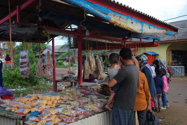 Pedagang Ikan Asin Panen Keuntungan Saat Libur Nataru