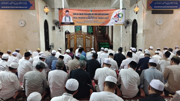 Salat Hajat Berjamaah dan Doa Bersama Sambut Hari Jadi ke-59 Kabupaten Tanah Laut