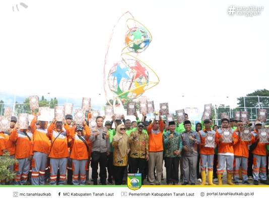 Pj Bupati Tanah Laut (Tala) serahkan  Sertifikat Penghargaan Kepada Petugas Kebersihan