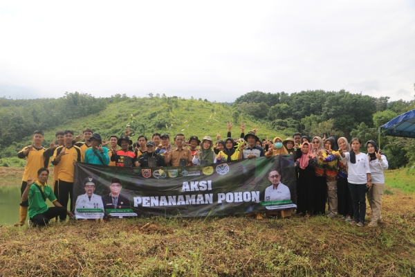 DPRKPLH Tanah Laut Gelar Penanaman 200 Bibit Pohon di Embung Riam Pinang