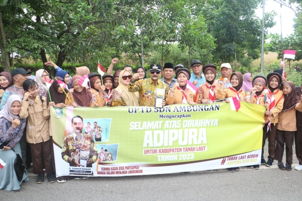 Tiba di Pelaihari, Piala Adipura Dapat Sambutan Pelajar di Sepanjang Jalan