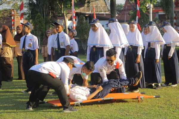 PSC 119 Tala Berikan Pertolongan Pertama Saat Upacara Peringatan HUT ke-79 Kemerdekaan Republik Indo