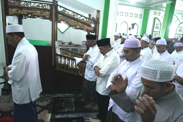 Pj Bupati Salat Id Bersama Masyarakat Tambang Ulang