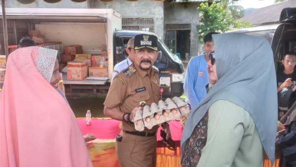 H. Syamsir Rahman Buka Pasar Murah di Desa Kandangan Lama