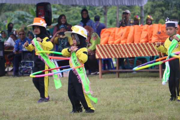 Aksi Tarian Hulahoop TK Ar Rahim Pukau MTP Desa Sungai Cuka